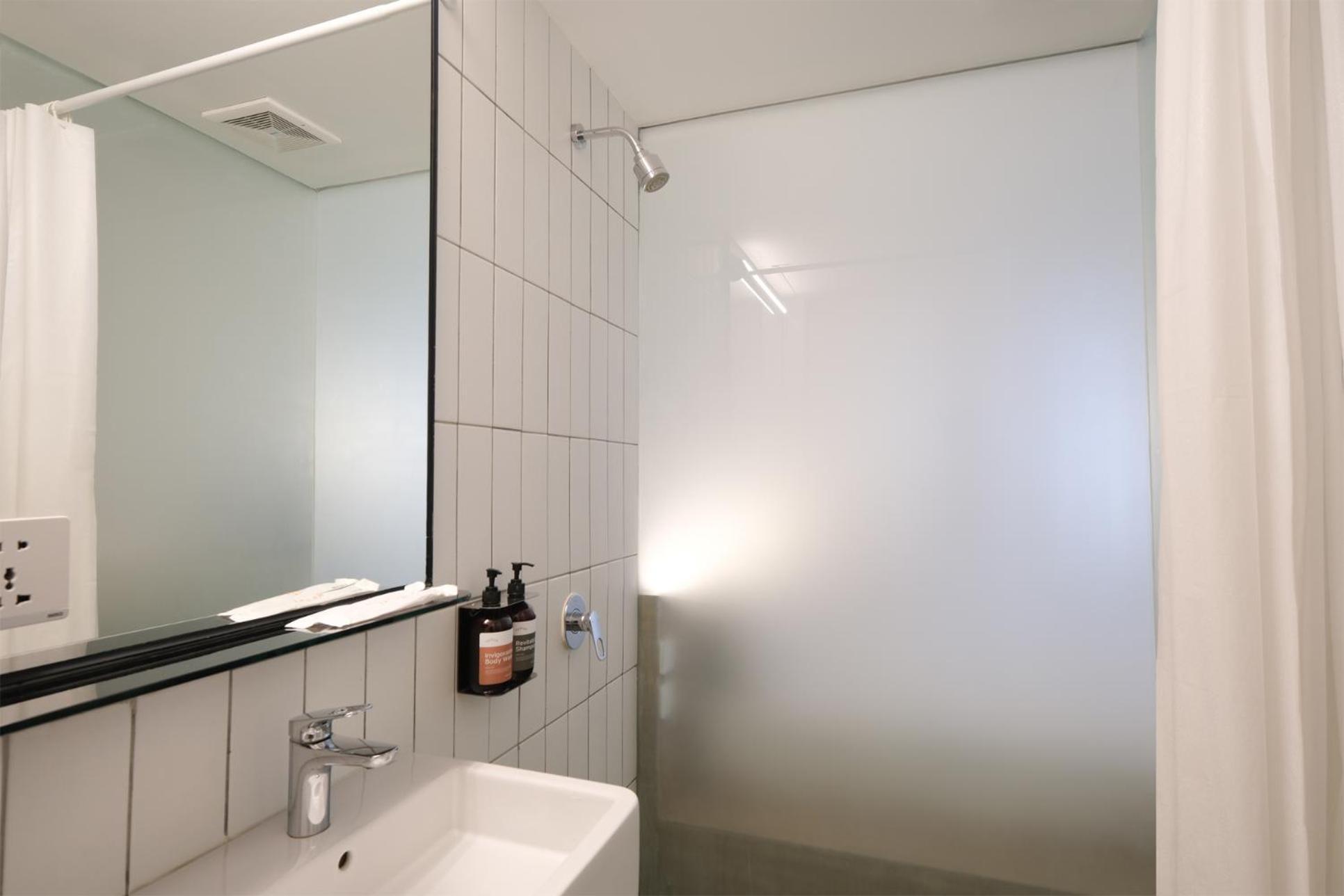 Teduh Simatupang Hotel Jakarta Bilik gambar